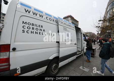 Frankfurt, Germany. 15th Jan, 2022. People wait to get COVID-19 tests outside a mobile testing vehicle in Frankfurt, Germany, Jan. 15, 2022. Germany's gross domestic product (GDP) rose by 2.7 percent in 2021 compared with the previous year but was down 2.0 percent from the pre-COVID-19 crisis year 2019, the Federal Statistical Office (Destatis) said on Friday. Credit: Lu Yang/Xinhua/Alamy Live News Stock Photo