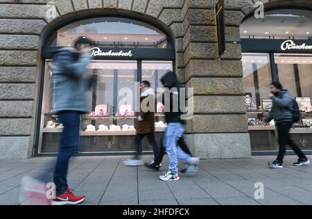 Frankfurt, Germany. 15th Jan, 2022. Pedestrians walk past shopwindows of a shopping mall in Frankfurt, Germany, Jan. 15, 2022. Germany's gross domestic product (GDP) rose by 2.7 percent in 2021 compared with the previous year but was down 2.0 percent from the pre-COVID-19 crisis year 2019, the Federal Statistical Office (Destatis) said on Friday. Credit: Lu Yang/Xinhua/Alamy Live News Stock Photo
