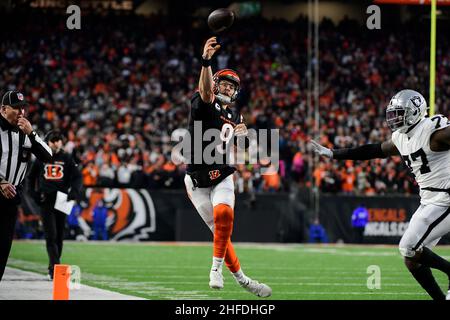 Saturday January 15, 2022: Cincinnati Bengals running back Joe Mixon (28)  warms up before the start of the NFL AFC Wildcard Playoff game between the  Las Vegas Raiders and the Cincinnati Bengals