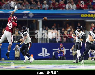 Arlington, TX, USA. 31st Dec, 2021. Cincinnati Bearcats quarterback Desmond Ridder (9) passes the ball during the Goodyear Cotton Bowl game between the Alabama Crimson Tide and the Cincinnati Bearcats on December 31, 2021 at AT&T Stadium in Arlington, Texas. (Mandatory Credit: Freddie Beckwith/MarinMedia.org/Cal Sport Media) (Absolute Complete photographer, and credits required).Television, or For-Profit magazines Contact MarinMedia directly. Credit: csm/Alamy Live News Stock Photo