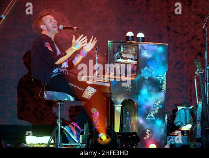 Inglewood, USA. 15th Jan, 2022. INGLEWOOD, CALIFORNIA - JANUARY 15: Chris Martin of Coldplay performs onstage at the 2022 iHeartRadio ALTer EGO presented by Capital One at The Forum on January 15, 2022 in Inglewood, California. Photo: Christopher Victorio/imageSPACE/Sipa USA Credit: Sipa USA/Alamy Live News Stock Photo