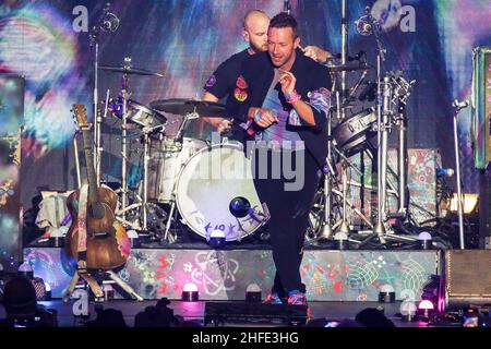 Inglewood, USA. 15th Jan, 2022. INGLEWOOD, CALIFORNIA - JANUARY 15: Chris Martin of Coldplay performs onstage at the 2022 iHeartRadio ALTer EGO presented by Capital One at The Forum on January 15, 2022 in Inglewood, California. Photo: Christopher Victorio/imageSPACE/Sipa USA Credit: Sipa USA/Alamy Live News Stock Photo
