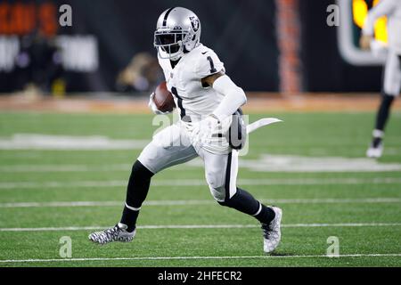 Las Vegas Raiders wide receiver Tre Tucker (1) caches against the Los ...