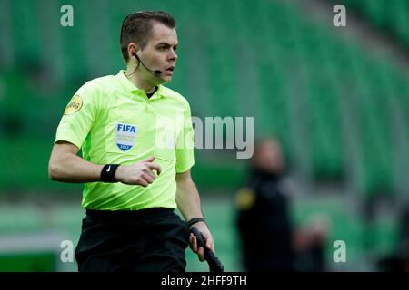 GRONINGEN, NETHERLANDS - JANUARY 16: assistant referee Rogier Honig during the Dutch Eredivisie match between FC Groningen and PSV Eindhoven at Euroborg on January 16, 2022 in Groningen, Netherlands (Photo by Peter Lous/Orange Pictures) Stock Photo