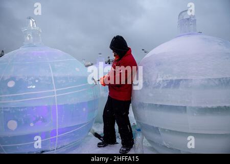 Moscow, Russia. 15st of January, 2022 A sculptor carves a sculpture out of ice during the Snow and Ice International Ice and Snow Art Festival in Moscow's Gorky Park. Fifty ice and snow sculptures will be created as part of the festival Stock Photo