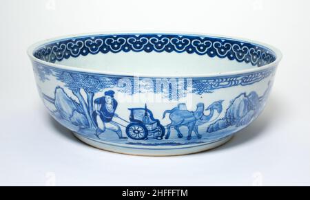 Bowl with Figures in Landscape, Qing dynasty (1644-1911), 19th century. Stock Photo