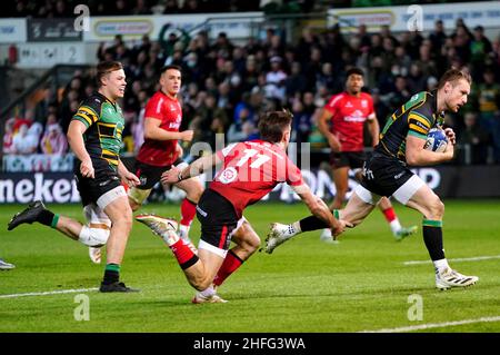 Rory Hutchinson of Northampton Saints goes over for a try Stock Photo ...