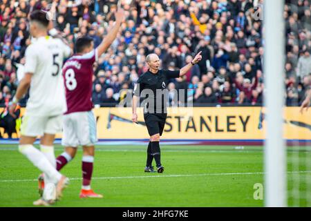 London, UK. 16th Jan, 2022. Match Official Mike Dean awards a corner kick. Premier League match, West Ham Utd v Leeds United at the London Stadium, Queen Elizabeth Olympic Park in London on Sunday 16th January 2022. this image may only be used for Editorial purposes. Editorial use only, license required for commercial use. No use in betting, games or a single club/league/player publications. pic by Lewis Mitchell/Andrew Orchard sports photography/Alamy Live news Credit: Andrew Orchard sports photography/Alamy Live News Stock Photo
