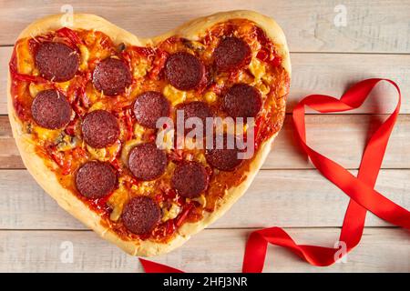 Những tín đồ yêu pizza và nghệ thuật chắc chắn sẽ cảm thấy thú vị khi thấy hình vẽ pizza hình trái tim đầy lãng mạn và đầy ấn tượng này đấy. Hãy xem ngay để cảm nhận sự kết hợp tuyệt vời giữa ẩm thực và nghệ thuật!