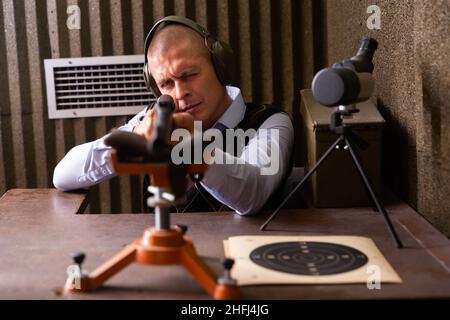 Man zeroing hunting rifle from bench rest in shooting range Stock Photo ...