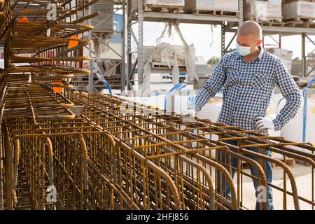 Worker prepares metal rebar for loading onto truck Stock Photo - Alamy