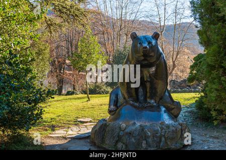 Sculpture of a brown bear, emblem of the Pyrenees, in a park in Bagnères de Luchon, Haute Garonne, Occitanie, France Stock Photo