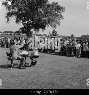 Laing Sports Ground, Rowley Lane, Elstree, Barnet, London, 16/06/1979. A clown from Gandey's Circus playing the drums to entertain the crowds at the annual Laing Gala Day at the Elstree Sports Ground. Stock Photo