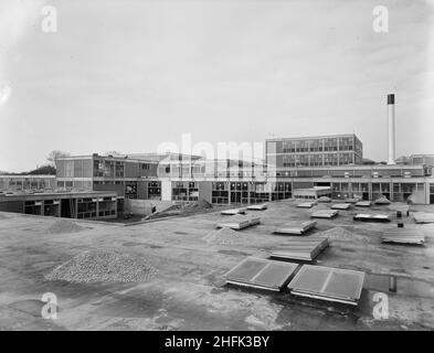 County High School, Gedling Road, Arnold, Gedling, Nottinghamshire, 23/02/1959. A view looking north from the roof of the 'houseblock' at Arnold County High School. The school operated a house system of three houses for sports, scholastic and social activities. Rooms for housemasters, pupil dining rooms and kitchens were contained in the 'houseblock' that surrounded the central courtyard on three sides. Stock Photo