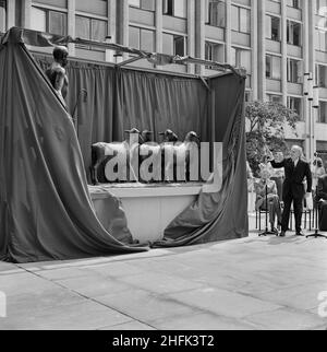 Paternoster Square, City of London, 30/07/1975. Violinist Yehudi Menuhin unveiling a bronze sculpture of a shepherd and his sheep by Elisabeth Frink at the Paternoster development. Work on the Paternoster development in the 1960's was carried out in a joint venture by John Laing Construction Limited, Trollope and Colls Limited, and George Wimpey and Company Limited. The development consisted of a series of office blocks, a shopping precinct, an extensive piazza and a three-level car park. In July 1975, a bronze statue of a shepherd and his sheep, sculpted by Elisabeth Frink, was unveiled at th Stock Photo