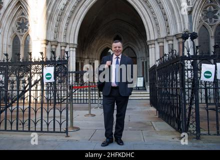 London, UK. 17th Jan, 2022. Businessman Arron Banks arrives at the High Court on Day 2 of his libel case against Carole Cadwalladr. Credit: Mark Thomas/Alamy Live News Stock Photo