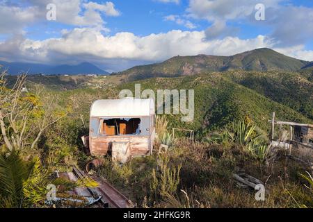 Old abandoned rusted roulotte Rv van in green field Stock Photo - Alamy