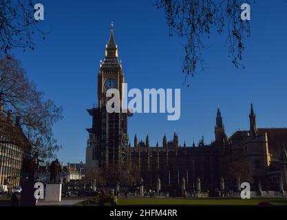 London, UK 17th January 2022. More scaffolding is removed as the renovation work on Big Ben, which began in 2017, nears completion. Credit: Vuk Valcic / Alamy Live News Stock Photo