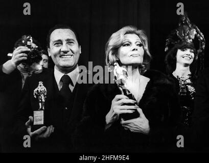 ©lapresse archivio storico spettacolo cinema anni '70 Rita Hayworth nella foto: rita hayworth con alberto sordi mostrano orgogliosi i loro premi Stock Photo