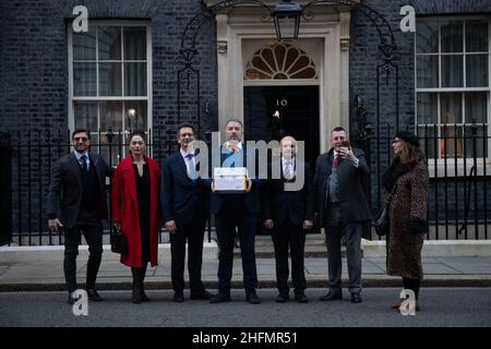 LONDON, UK 17th January 2022. Petition with 360,000 signatures against vaccine passports handed into 10 Downing Street by MP Steve Baker, TV presenter Tonia Buxton, Dr Ahmed Malik, Politican Adam Brooks, Broadcaster Richard Taylor, Signatory Dinah Glover and Together Declaration Co-founder Alan Miller Stock Photo