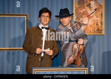 Josephine Hoppe und Dirk Neumann bei: 'DAS EI IST HART!Ein Loriot-Abend' Regie:Ahmad Mesgarha,Violine: Florian Mayer, in Hoppes Hoftheater. Dresden-We Stock Photo