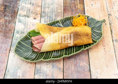 European recipe of French origin made with wheat flour, with which a disc-shaped dough is made and in this case it is filled with roast beef and rocke Stock Photo