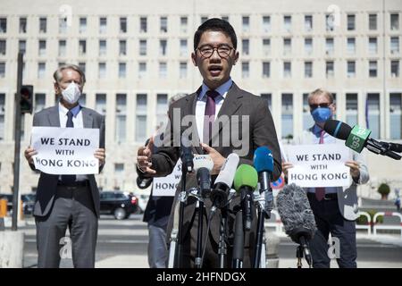 Roberto Monaldo / LaPresse 25-08-2020 Rome (Italy) Hong Kong democracy activist Nathan Law visits Rome In the pic Nathan Law in front of the Foreign ministry whit Giulio Terzi, Lucio Malan, Federico Mollicone, Laura Hart Stock Photo