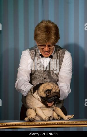 Josephine Hoppe und Dirk Neumann bei: 'DAS EI IST HART!Ein Loriot-Abend' Regie:Ahmad Mesgarha,Violine: Florian Mayer, in Hoppes Hoftheater. Dresden-We Stock Photo