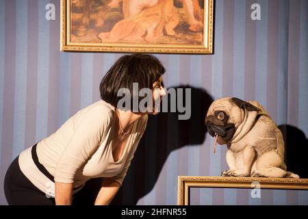 Josephine Hoppe und Dirk Neumann bei: 'DAS EI IST HART!Ein Loriot-Abend' Regie:Ahmad Mesgarha,Violine: Florian Mayer, in Hoppes Hoftheater. Dresden-We Stock Photo