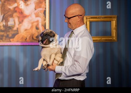 Josephine Hoppe und Dirk Neumann bei: 'DAS EI IST HART!Ein Loriot-Abend' Regie:Ahmad Mesgarha,Violine: Florian Mayer, in Hoppes Hoftheater. Dresden-We Stock Photo