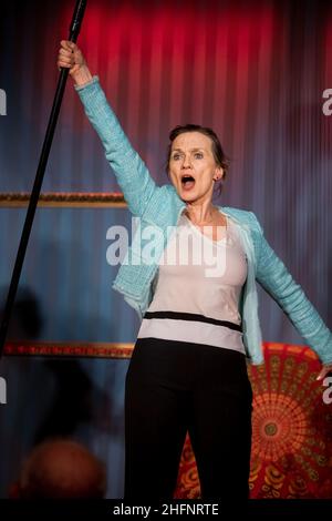 Josephine Hoppe und Dirk Neumann bei: 'DAS EI IST HART!Ein Loriot-Abend' Regie:Ahmad Mesgarha,Violine: Florian Mayer, in Hoppes Hoftheater. Dresden-We Stock Photo