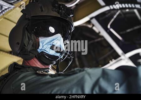 LaPresse - Marco Alpozzi September, 18 2020 Avigliana - Caprie (Torino) News Brigata Alpina Taurinense (mountain troops) and the National Alpine and Speleological Rescue Corps (CNSAS) during the &quot;Altius 3&quot; Mountain Rescue exercise In the pic: Military on board a CH47 Stock Photo