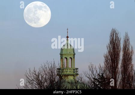 Loughborough, Leicestershire, UK. 17th January 2022.  The Wolf moon rises over the Carillon which was built as a war memorial in 1923. Credit Darren Staples/Alamy Live News. Stock Photo