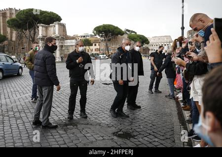 Cecilia Fabiano/LaPresse October 12 , 2020 Roma (Italy) News : Tom Cruise greetings his fans during the shoot of mission impossible on the Roman Forum In The Pic : Tom Cruise with facial mask approaching the fans Stock Photo