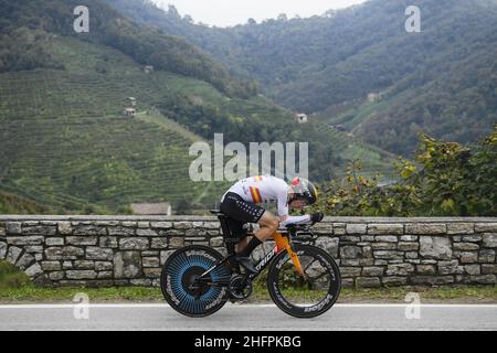 Fabio Ferrari/LaPresse October 17, 2020 Italy Sport Cycling Giro d'Italia 2020 - 103th edition - Stage 14 - ITT from Conegliano to Valdobbiadene In the pic: during the race.BILBAO LOPEZ DE ARMENTIA Pello( ESP )BAHRAIN - MCLAREN Stock Photo