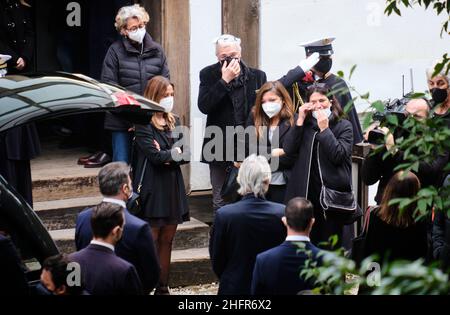 Mauro Scrobogna /LaPresse Novembr 05, 2020&#xa0; Rome, Italy News Proietti funeral In the photo: a moment of the funeral of actor Gigi Proietti in front of the Globe Theater of Villa Borghese Stock Photo