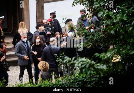 Mauro Scrobogna /LaPresse Novembr 05, 2020&#xa0; Rome, Italy News Proietti funeral In the photo: a moment of the funeral of actor Gigi Proietti in front of the Globe Theater of Villa Borghese Stock Photo