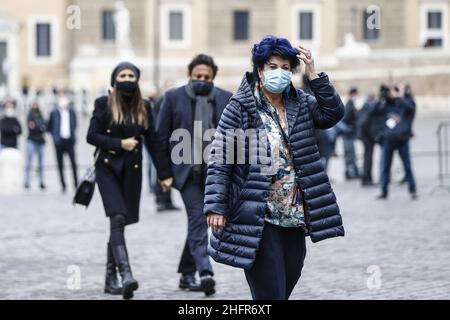 Cecilia Fabiano/LaPresse November 05 , 2020 Roma (Italy) News : Gigi Proietti's coffin arrives in Piazza del Popolo In The Pic : Marisa Laurito Stock Photo