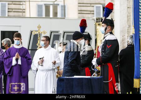 Cecilia Fabiano/LaPresse November 05 , 2020 Roma (Italy) News : Gigi Proietti's coffin arrives in Piazza del Popolo In The Pic : Paolo Bonolis Stock Photo