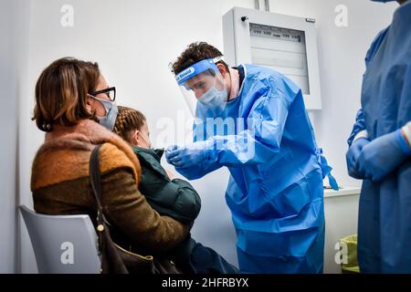 Claudio Furlan - LaPresse November 16, 2020 Milan (Italy) News Milan vaccines for children are made on the subwayIn the pic: At the Jerusalem stop of the metro line, a new space dedicated to the prevention of children managed by the Buzzi Foundation Stock Photo
