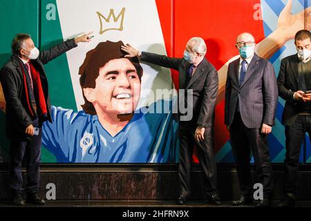 Foto Fabio Sasso/LaPresse 05/12/2020 Napoli, ItaliaCronacaIl presidente della SSC Napoli ,Aurelio De Laurentiis ed il giocatore victor Osimhen questa mattina hanno inaugurato la stazione della metropolitana EAV di piazzale vecchio intitolandola a Maradona.Nella foto: Aurelio De LaurentiisPhoto Fabio Sasso/LaPresse December 05, 2020 Naples, ItalyNewsDiego Maradona gets Naples subway station in also named in his honour following the death of the club's greatest player last week Stock Photo