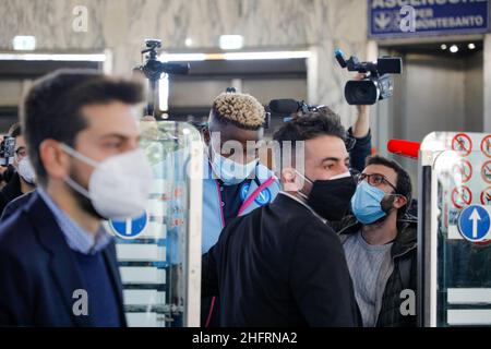 Foto Fabio Sasso/LaPresse 05/12/2020 Napoli, ItaliaCronacaIl presidente della SSC Napoli ,Aurelio De Laurentiis ed il giocatore victor Osimhen questa mattina hanno inaugurato la stazione della metropolitana EAV di piazzale vecchio intitolandola a Maradona.Nella foto: Victor OsimhenPhoto Fabio Sasso/LaPresse December 05, 2020 Naples, ItalyNewsDiego Maradona gets Naples subway station in also named in his honour following the death of the club's greatest player last week Stock Photo