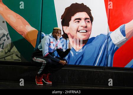 Foto Fabio Sasso/LaPresse 05/12/2020 Napoli, ItaliaCronacaIl presidente della SSC Napoli ,Aurelio De Laurentiis ed il giocatore victor Osimhen questa mattina hanno inaugurato la stazione della metropolitana EAV di piazzale vecchio intitolandola a Maradona.Nella foto: Victor OsimhenPhoto Fabio Sasso/LaPresse December 05, 2020 Naples, ItalyNewsDiego Maradona gets Naples subway station in also named in his honour following the death of the club's greatest player last week Stock Photo