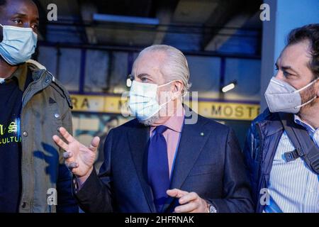 Foto Fabio Sasso/LaPresse 05/12/2020 Napoli, ItaliaCronacaIl presidente della SSC Napoli ,Aurelio De Laurentiis ed il giocatore victor Osimhen questa mattina hanno inaugurato la stazione della metropolitana EAV di piazzale vecchio intitolandola a Maradona.Nella foto: Aurelio De Laurentiis Photo Fabio Sasso/LaPresse December 05, 2020 Naples, ItalyNewsDiego Maradona gets Naples subway station in also named in his honour following the death of the club's greatest player last week Stock Photo