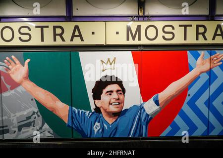 Foto Fabio Sasso/LaPresse 05/12/2020 Napoli, ItaliaCronacaIl presidente della SSC Napoli ,Aurelio De Laurentiis ed il giocatore victor Osimhen questa mattina hanno inaugurato la stazione della metropolitana EAV di piazzale vecchio intitolandola a Maradona.Nella foto: il murales a MaradonaPhoto Fabio Sasso/LaPresse December 05, 2020 Naples, ItalyNewsDiego Maradona gets Naples subway station in also named in his honour following the death of the club's greatest player last week Stock Photo