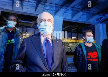 Foto Fabio Sasso/LaPresse 05/12/2020 Napoli, ItaliaCronacaIl presidente della SSC Napoli ,Aurelio De Laurentiis ed il giocatore victor Osimhen questa mattina hanno inaugurato la stazione della metropolitana EAV di piazzale vecchio intitolandola a Maradona.Nella foto: Aurelio De Laurentiis Photo Fabio Sasso/LaPresse December 05, 2020 Naples, ItalyNewsDiego Maradona gets Naples subway station in also named in his honour following the death of the club's greatest player last week Stock Photo