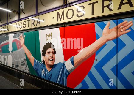 Foto Fabio Sasso/LaPresse 05/12/2020 Napoli, ItaliaCronacaIl presidente della SSC Napoli ,Aurelio De Laurentiis ed il giocatore victor Osimhen questa mattina hanno inaugurato la stazione della metropolitana EAV di piazzale vecchio intitolandola a Maradona.Nella foto: il murales a MaradonaPhoto Fabio Sasso/LaPresse December 05, 2020 Naples, ItalyNewsDiego Maradona gets Naples subway station in also named in his honour following the death of the club's greatest player last week Stock Photo