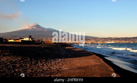 Foto Davide Anastasi/LaPresse14-12-2020 Catania, ItaliaCronacaL'Etna torna a farsi sentireNella foto: la Playa di Catania, eruzione in corso sull'Etna imbiancato dalla neve, che ha provocato una notevole emissione di cenereFoto Davide Anastasi/LaPresseDecember 14, 2020 Catania, ItalyNewsMount Etna erupts in Sicily Stock Photo