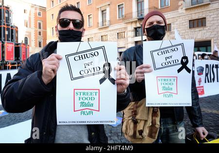 Mauro Scrobogna /LaPresse December 23, 2020  Rome, Italy News Economic crisis - Protest against government measures in the covid emergency In the photo: Protest in Piazza San Silvestro by associations of traders, restaurateurs and VAT numbers against the provisions of the Government and the lack of compensation for the losses accused by the activities Stock Photo
