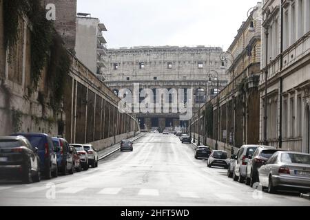 Cecilia Fabiano/LaPresse December 24 , 2020 Roma (Italy) News: Rome empty during the Christmas lockdown In the Pic : Coliseum Stock Photo